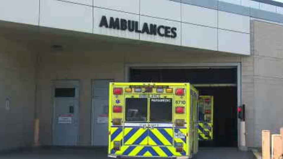 Une ambulance arrive à l'hôpital.