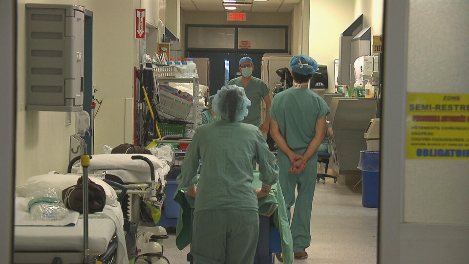 Un corridor d'hôpital avec des travailleurs de la santé.