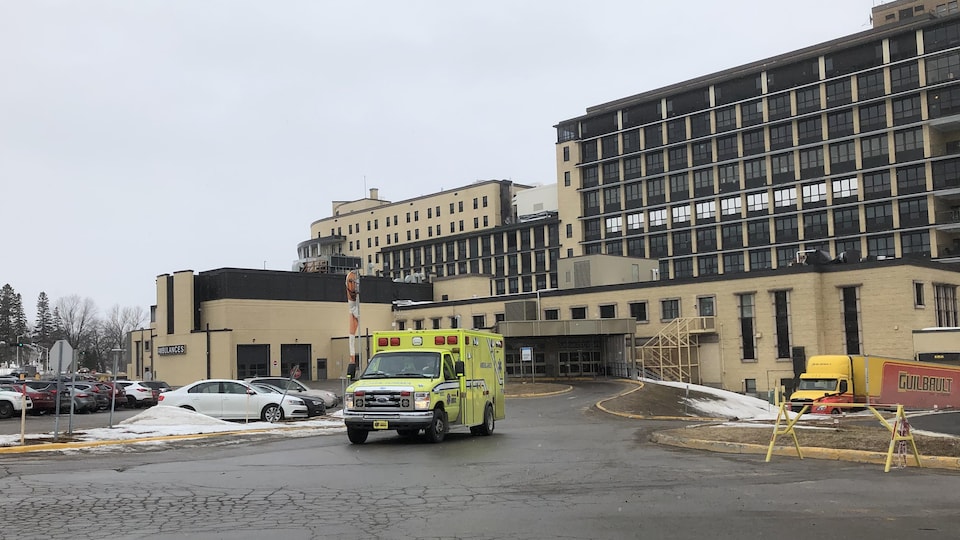 Une ambulance quitte l'hôpital de Chicoutimi.