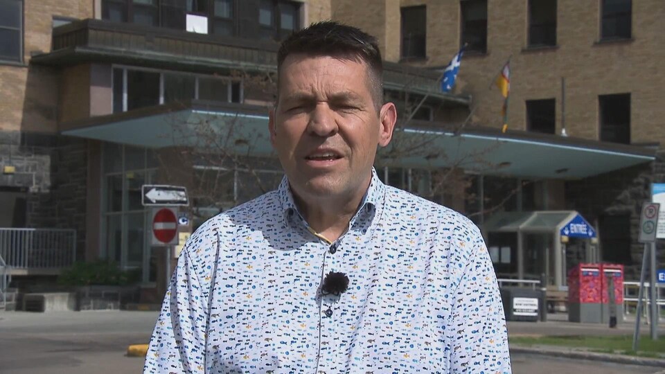 Un homme parle devant l'hôpital de Chicoutimi.