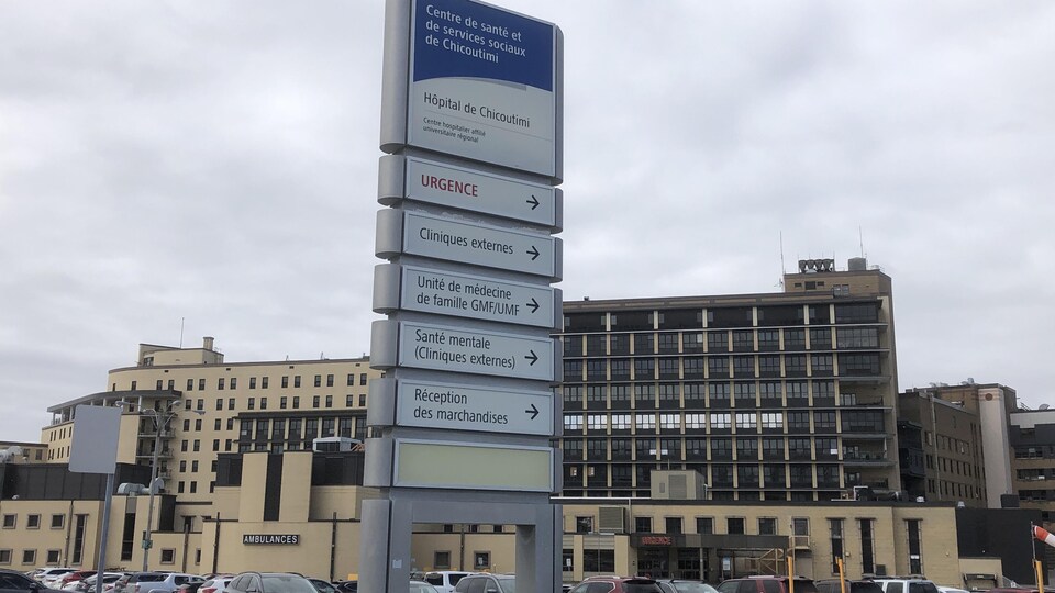Un stationnement d'hôpital avec une grande affiche.