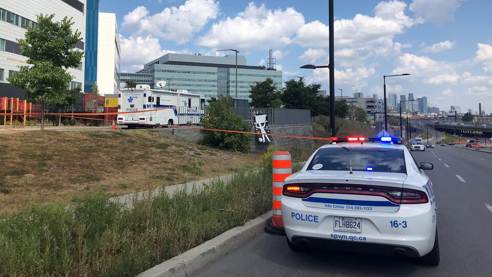 Des véhicules du SPVM garés sur le site Glen du CUSM.