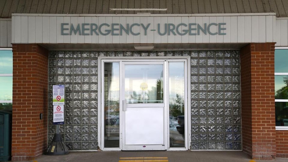 Porte d'entrée de l'urgence d'un hôpital.