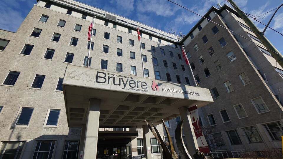 La devanture de l'Hôpital Élisabeth-Bruyère. 