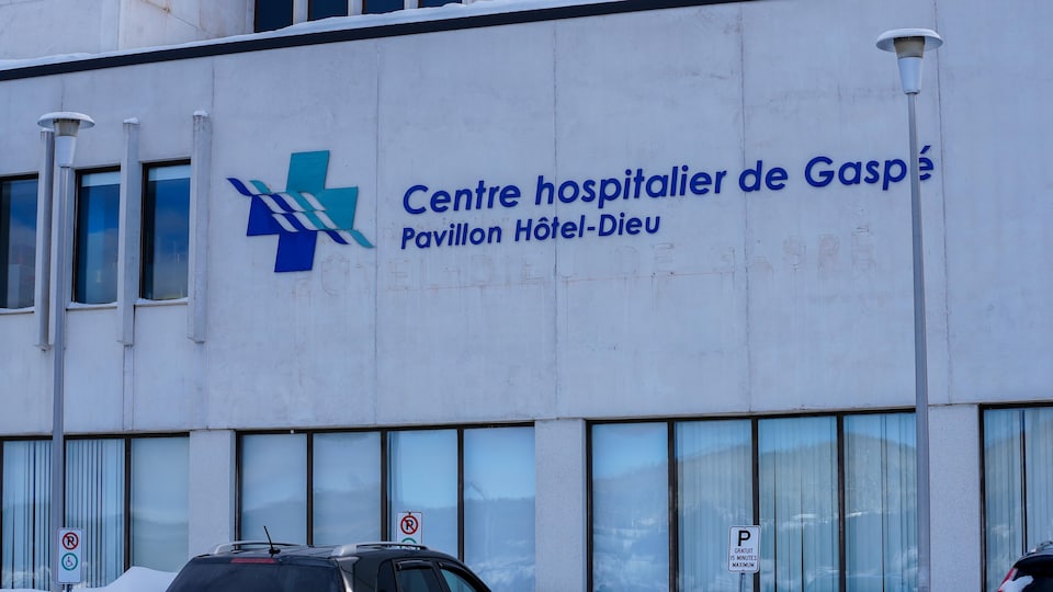 La façade de l'Hôpital de Gaspé, l'hiver.