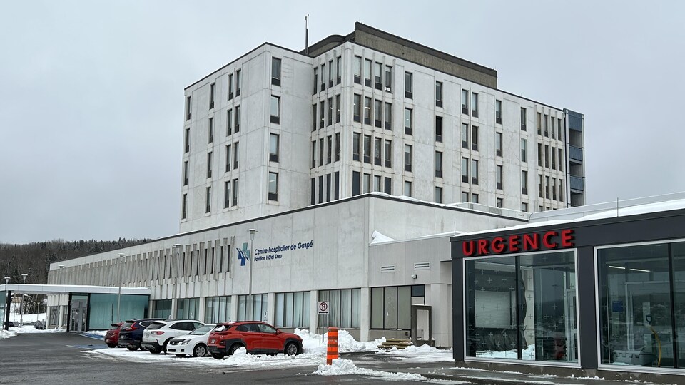 Extérieur d'un pavillon et de l'urgence de l'Hôpital de Gaspé. 