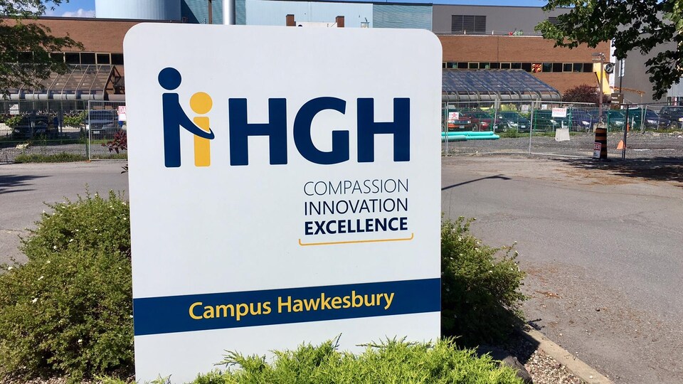 Le signe de l'HGH campus Hawkesbury devant le chantier de construction.