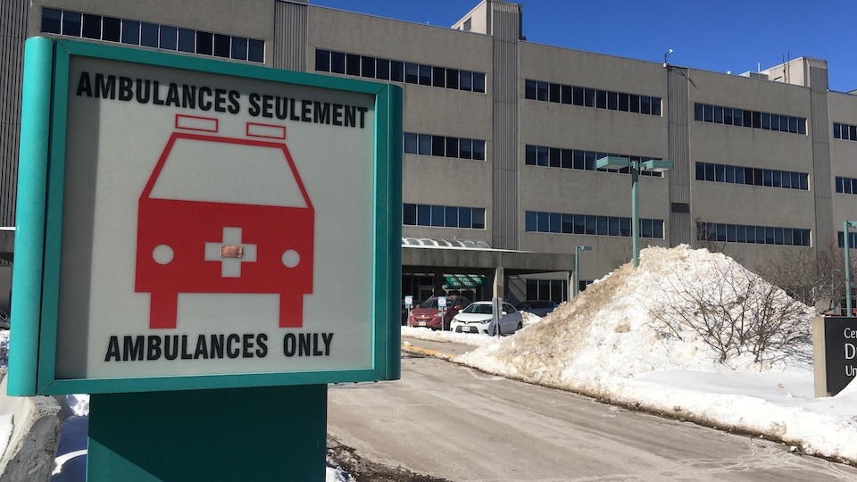 L'entrée des ambulances de l'Hôpital Georges-L.-Dumont, à Moncton, en hiver. 