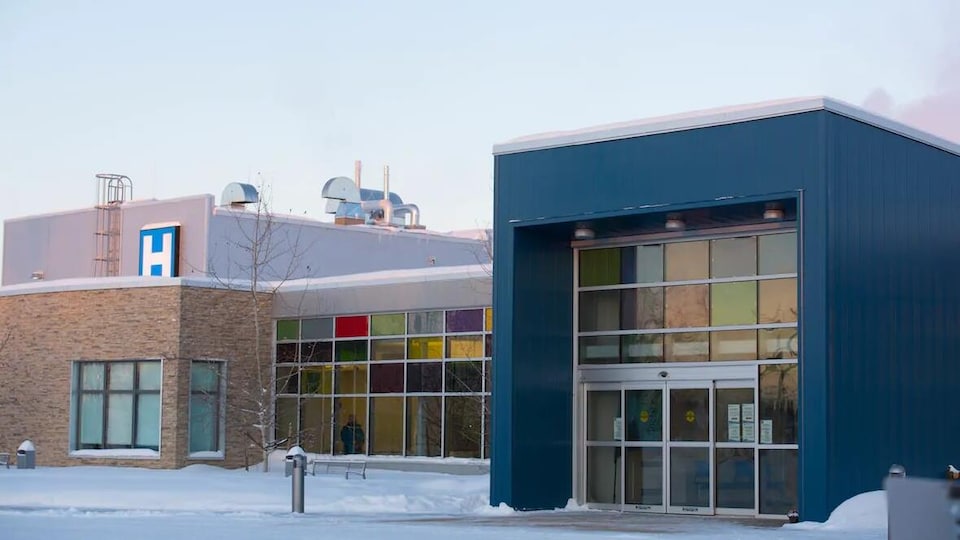La façade extérieure de l’hôpital de Hay River en hiver.