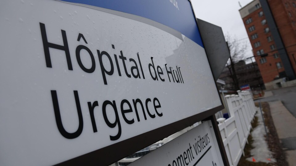 Le panneau indiquant les urgences de l'Hôpital de Hull.