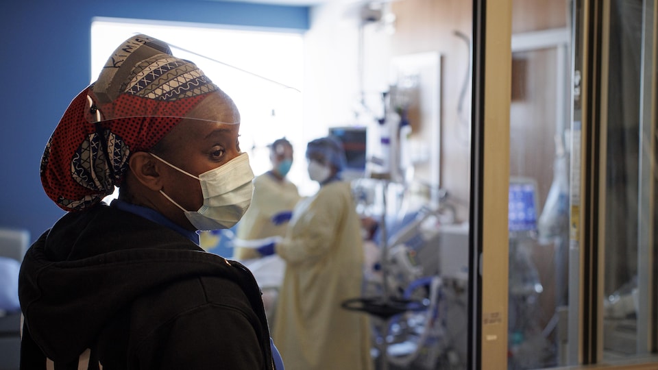 Une infirmière aux soins intensifs à l'Hôpital Humber River à Toronto.