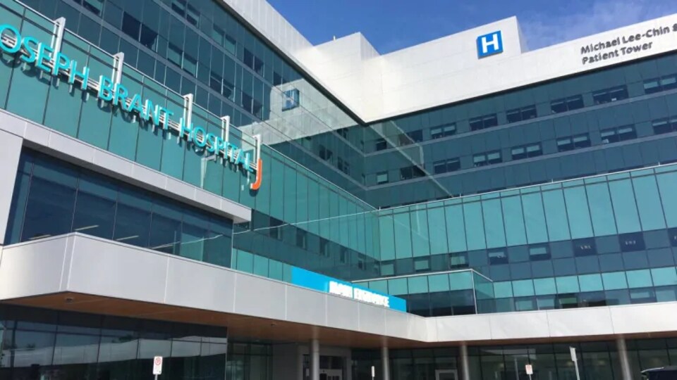 L'extérieur de l'Hôpital Joseph Brant Memorial.