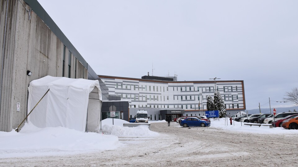 Un hôpital et son stationnement l'hiver.