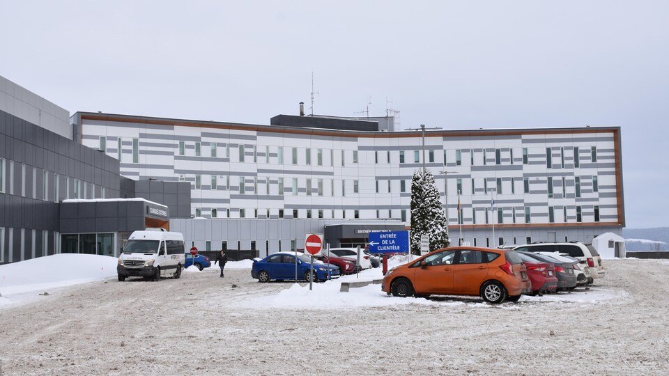 Un hôpital et son stationnement l'hiver.