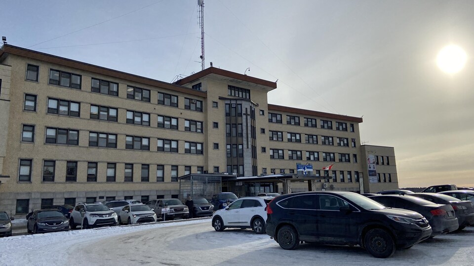 Façade de l'hôpital de La Sarre, une bâtisse de cinq étages.