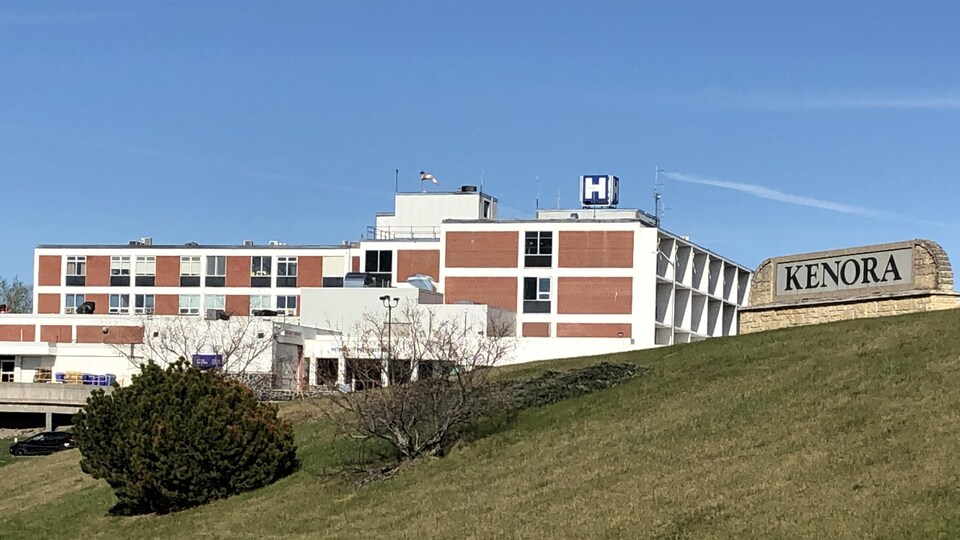 L'extérieur de l'hôpital à Kenora.