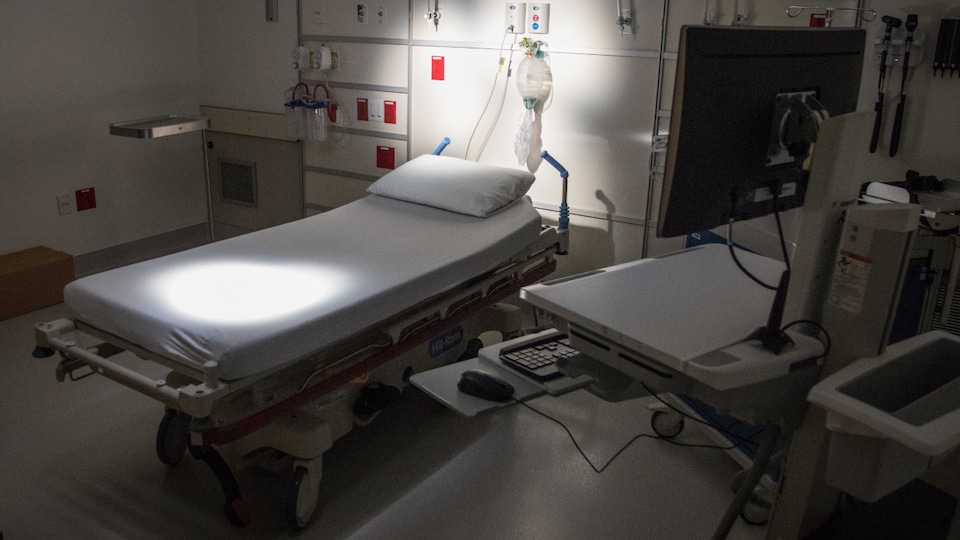 Un lit d'hôpital inoccupé dans la section des urgences.