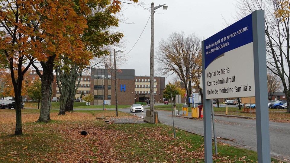 Un panneau d'accueil à l'entrée du stationnement de l'hôpital de Maria.