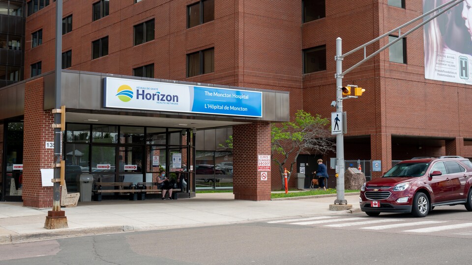 Un véhicule passant devant l'Hôpital de Moncton.