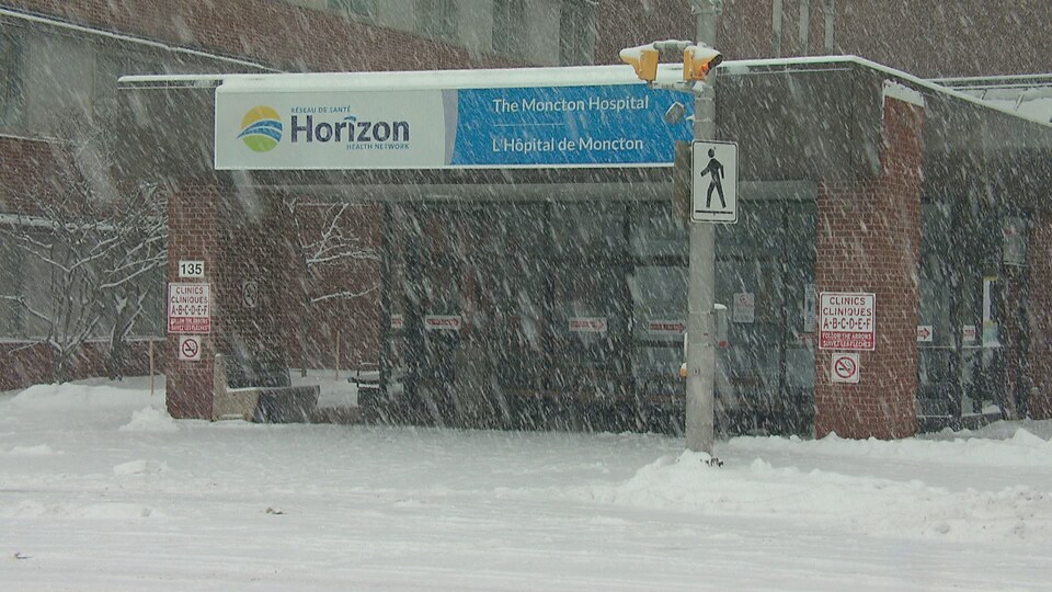 L'entrée extérieur de l'Hôpital de Moncton, sous la neige.