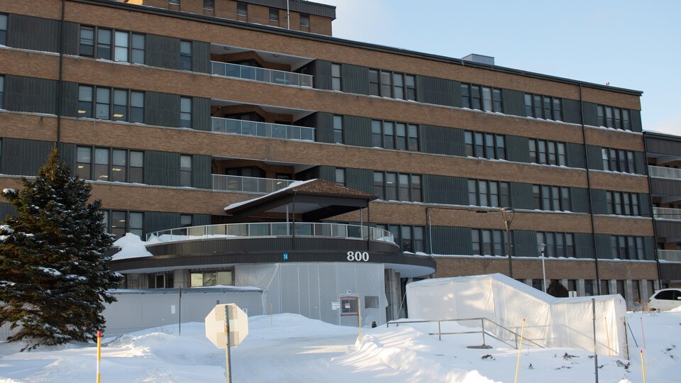 L'entrée principale de l'hôpital de Mont-Joli, l'hiver.