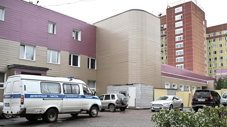 Un véhicule de police devant  l’hôpital, où le chef de l'opposition russe Navalny a été admis, à Omsk.
