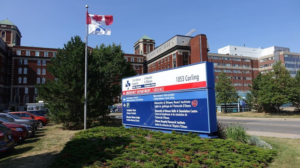 Une pancarte indiquant les urgences de l'Hôpital d'Ottawa.