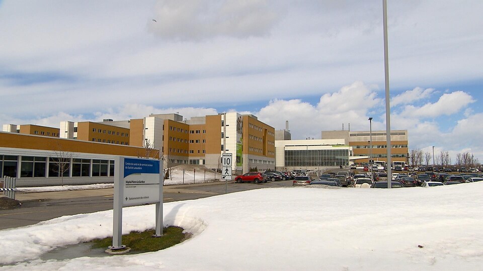 La façade de l'hôpital Pierre-Le Gardeur de Terrebonne, le jour, en hiver.