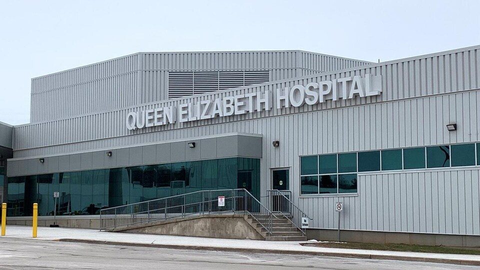 Enseigne de l'hôpital en grosses lettres blanches.