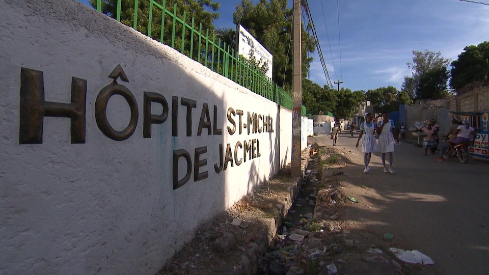 Deux employées de l'hôpital St-Michel de Jacmel se promènent près du bâtiment.
