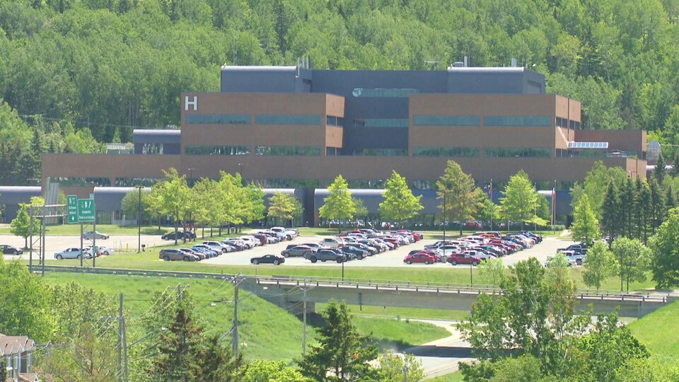 L'hôpital vu de loin.