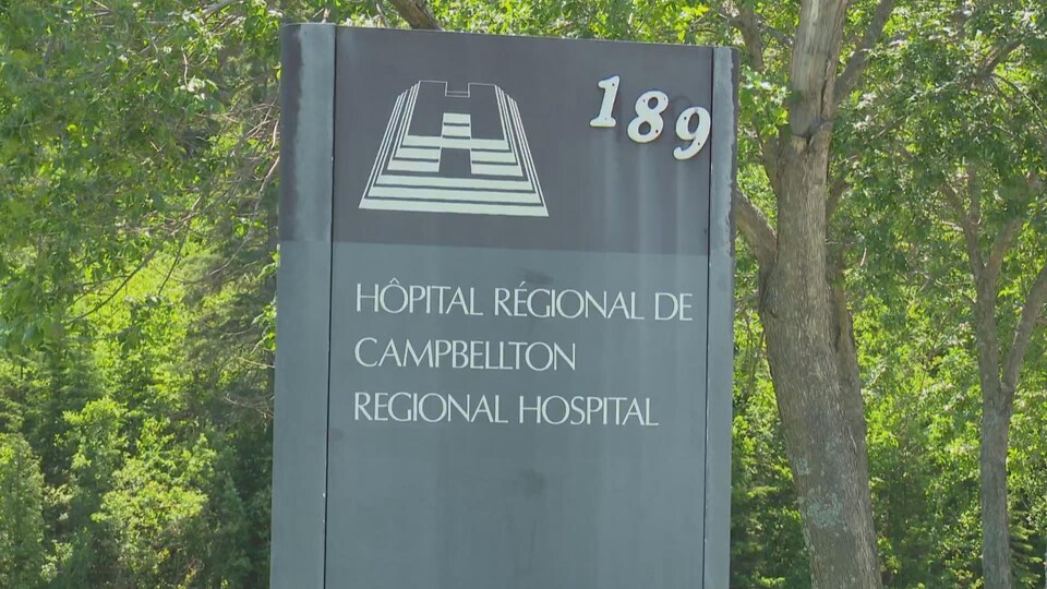 L'affiche de l'hôpital, en été. 
