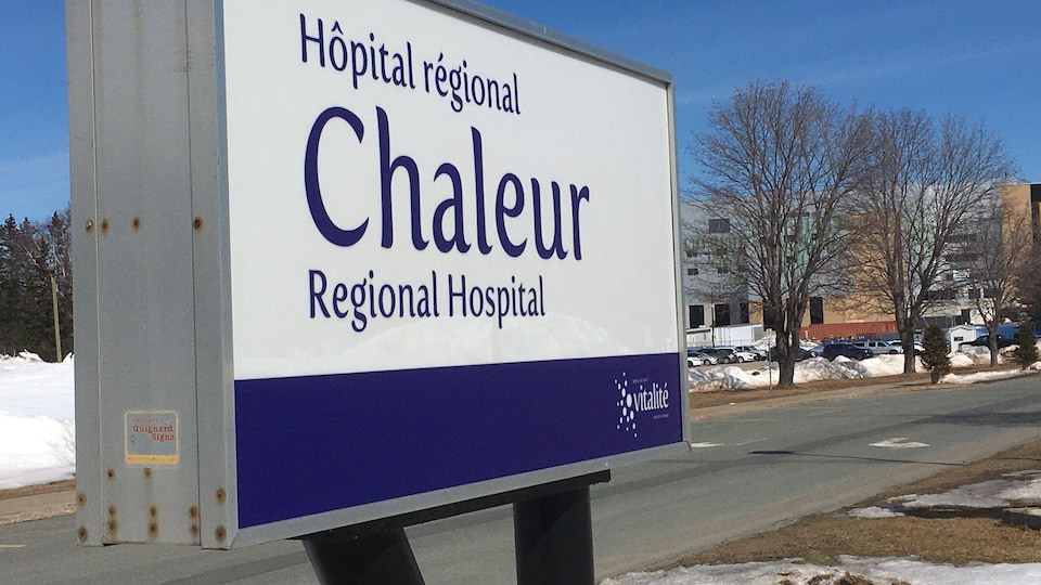Une enseigne avec le nom de l'Hôpital régional Chaleur.