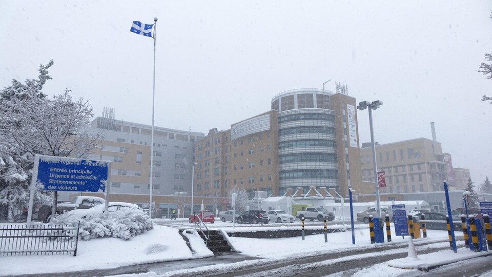 La façade de l'Hôpital régional de Rimouski.