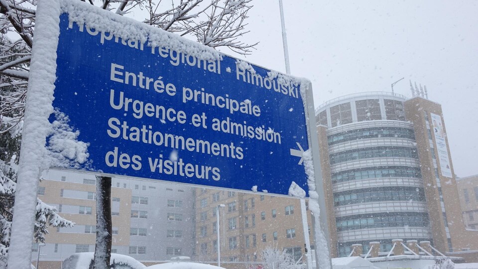 La façade de l'Hôpital régional de Rimouski.