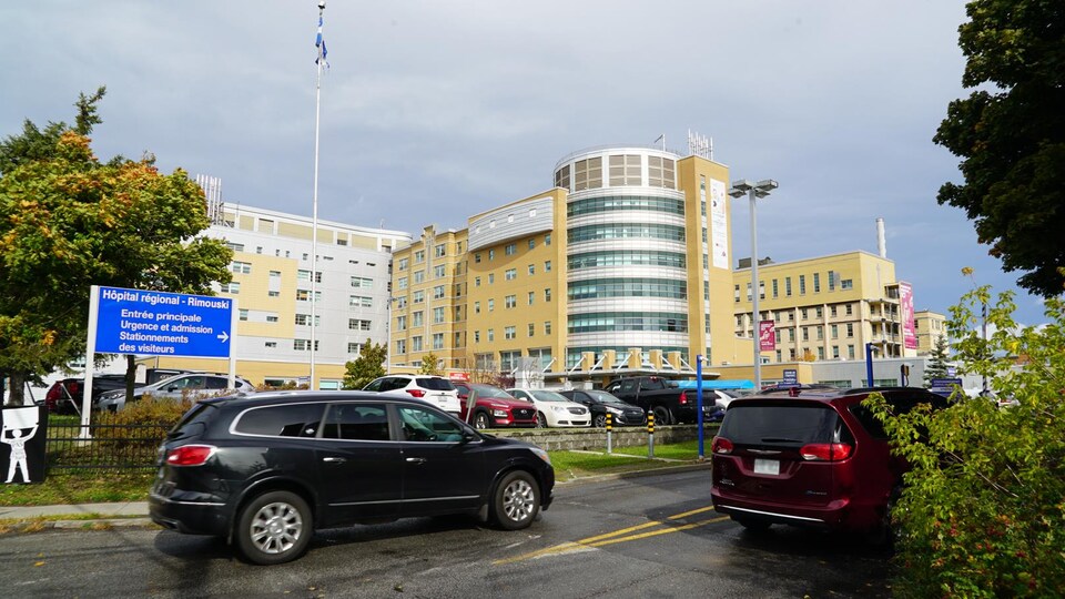 Des véhicules entrent dans le stationnement à l'avant de l'hôpital de Rimouski.