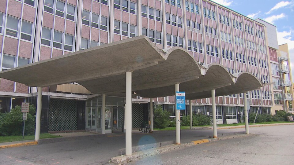 L'entrée principale de l'hôpital de Roberval.