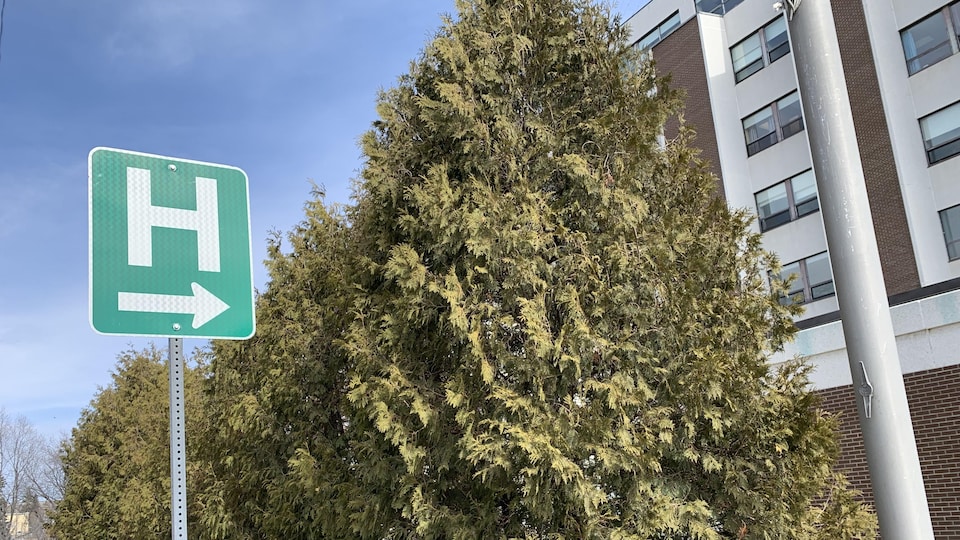Une flèche sur une pancarte indique la direction de l'hôpital de Rouyn-Noranda au printemps.