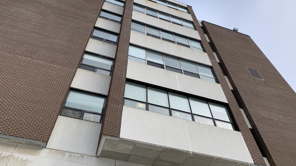 Des dizaines de fenêtres se trouvent sur le côté du centre hospitalier.