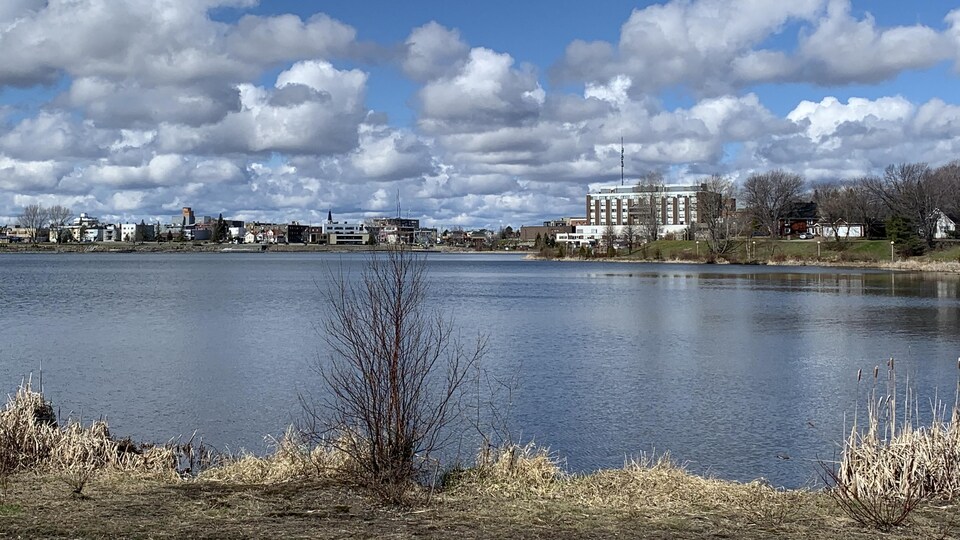 L'hôpital de Rouyn-Noranda près du lac Osisko.