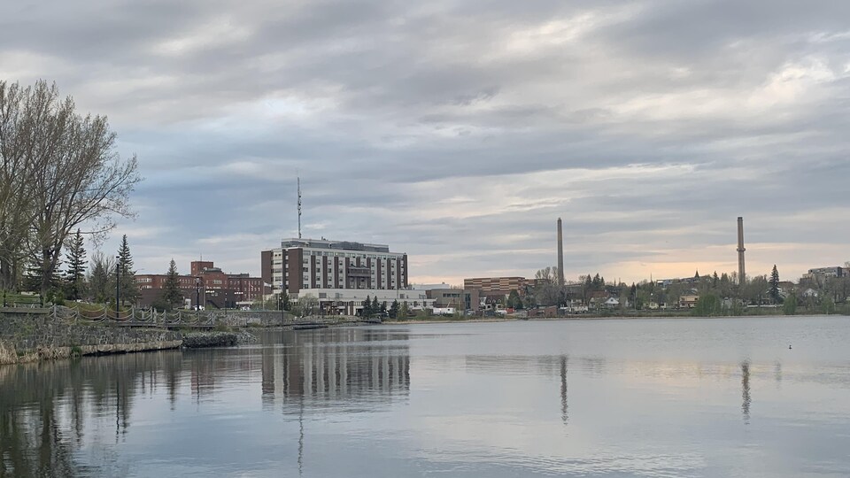 L'hôpital de Rouyn-Noranda devant le lac Osisko.