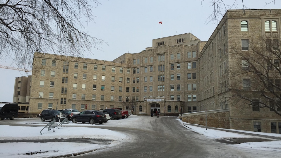 L'immeuble de l'hôpital royal universitaire de Saskatoon avec la route légèrement enneigée. 