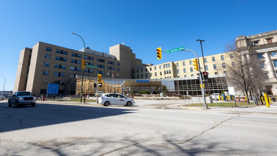 Une vue sur l'entrée de l'Hôpital Saint-Boniface.