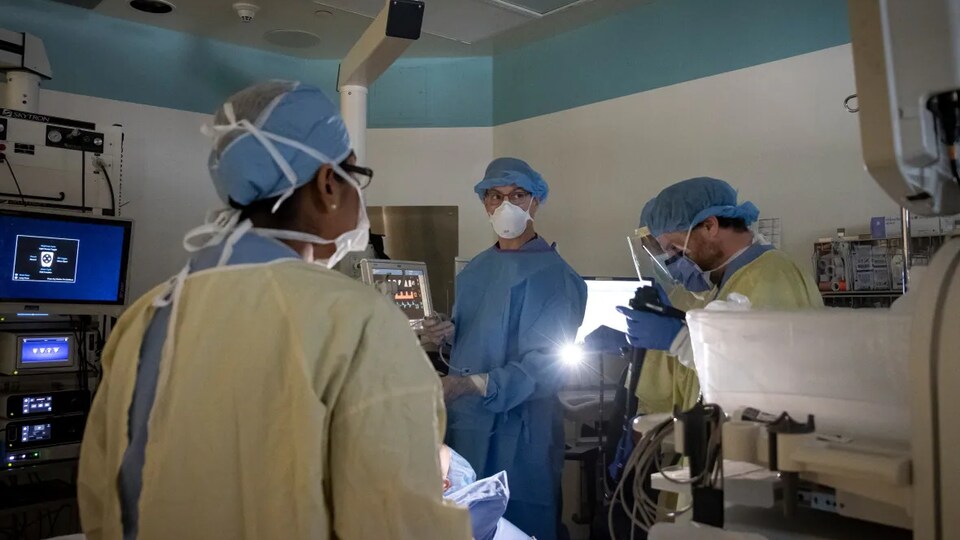 Des chirurgiens dans une salle d'opération dans une photo d'archives.