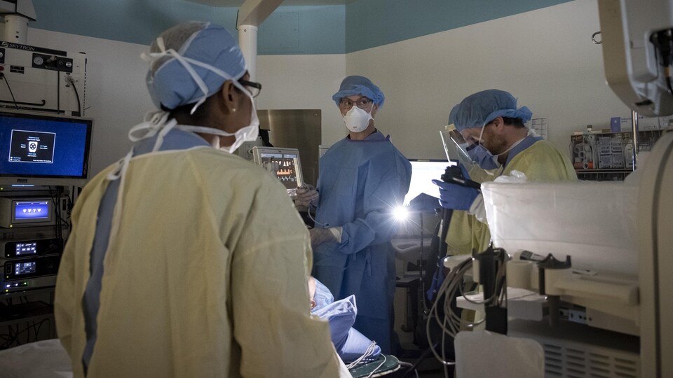 L'anesthésiste Rolf Gronas pendant une opération au North York General Hospital de Toronto.