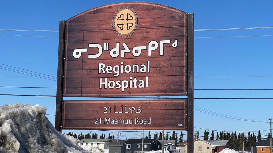 Un panneau avec l'inscription Regional hospital.