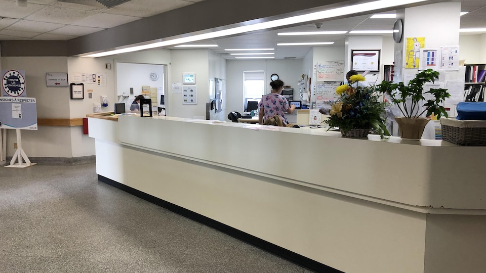 Un grand comptoir sur un étage de l'hôpital.