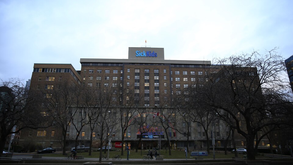 Le bâtiment de l'hôpital pour enfants à Toronto pris à partir de la rue.