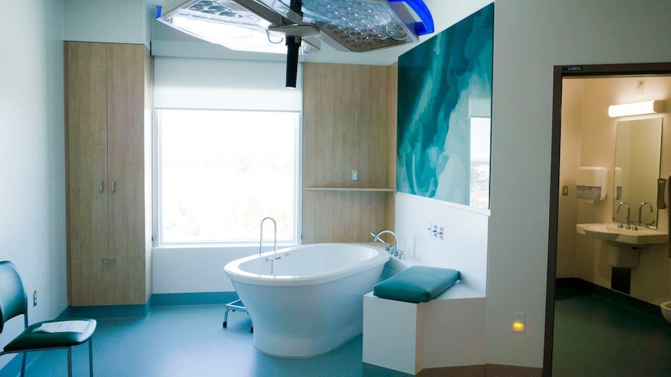 Une baignoire dans une chambre d'accouchement de l'hôpital Stanton de Yellowknife