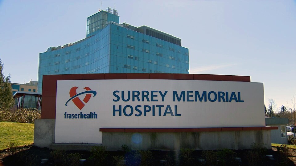 La pancarte d'entrée de l'Hôpital Surrey Memorial.